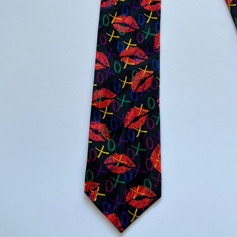 Multicolored tie with xoxo and lips